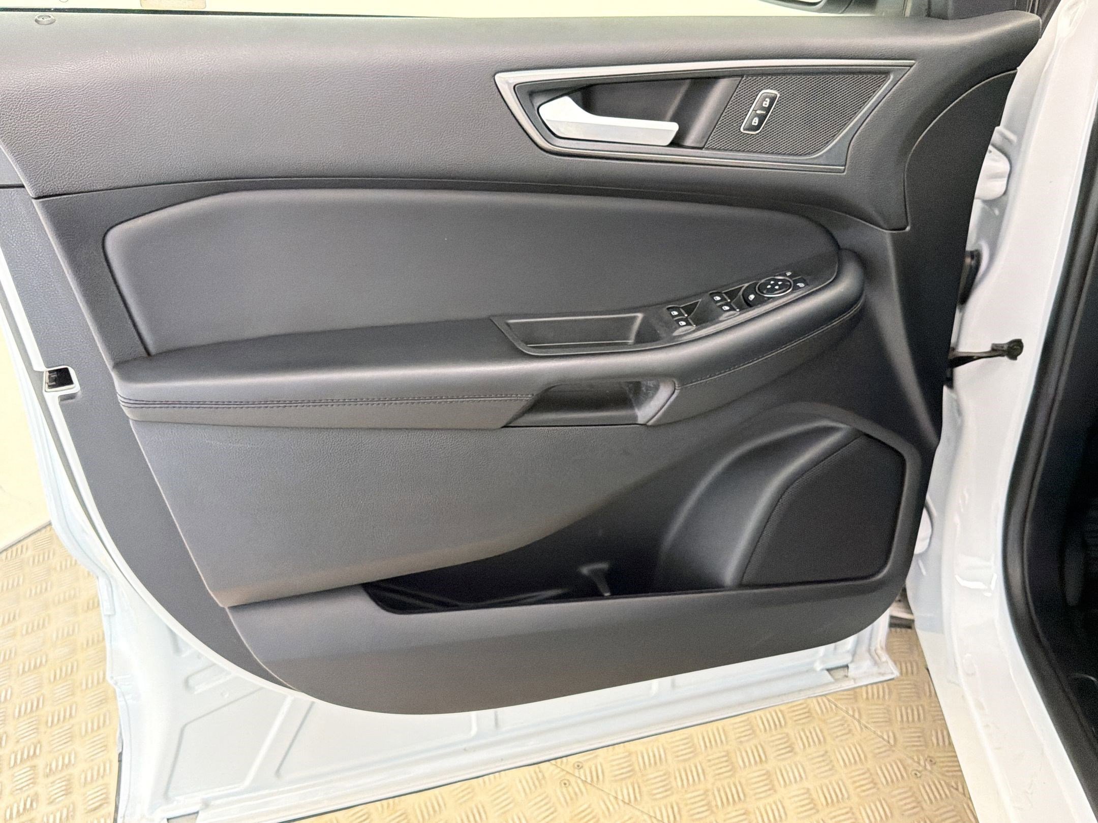 Certified 2024 Ford Edge SE w/ Black Appearance Package image 13