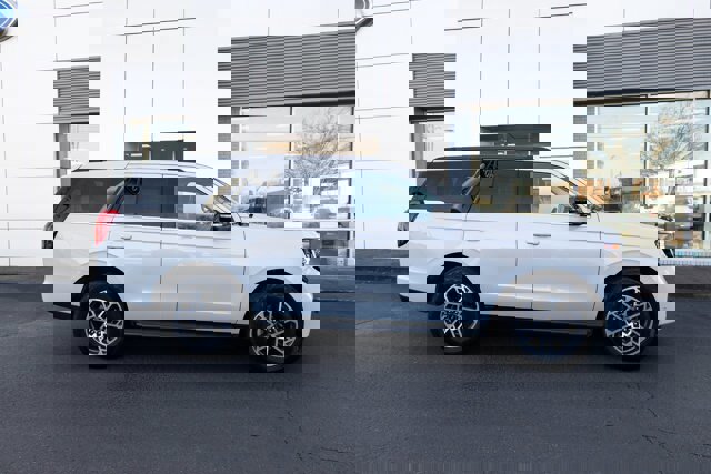 Certified 2025 Ford Expedition Active image 5