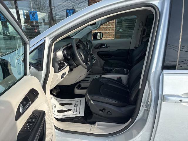 Used 2024 Chrysler Pacifica Touring-L image 8