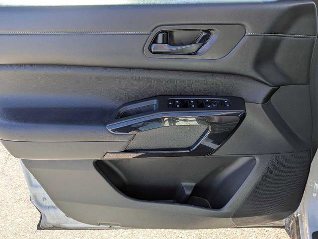 Used 2025 Nissan Pathfinder SV image 19