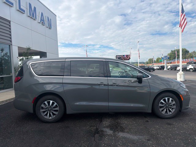 Used 2023 Chrysler Pacifica Touring-L FWD image 2