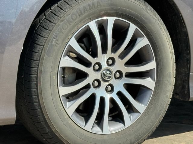 Used 2019 Toyota Sienna XLE w/ XLE Navigation Package FWD image 5