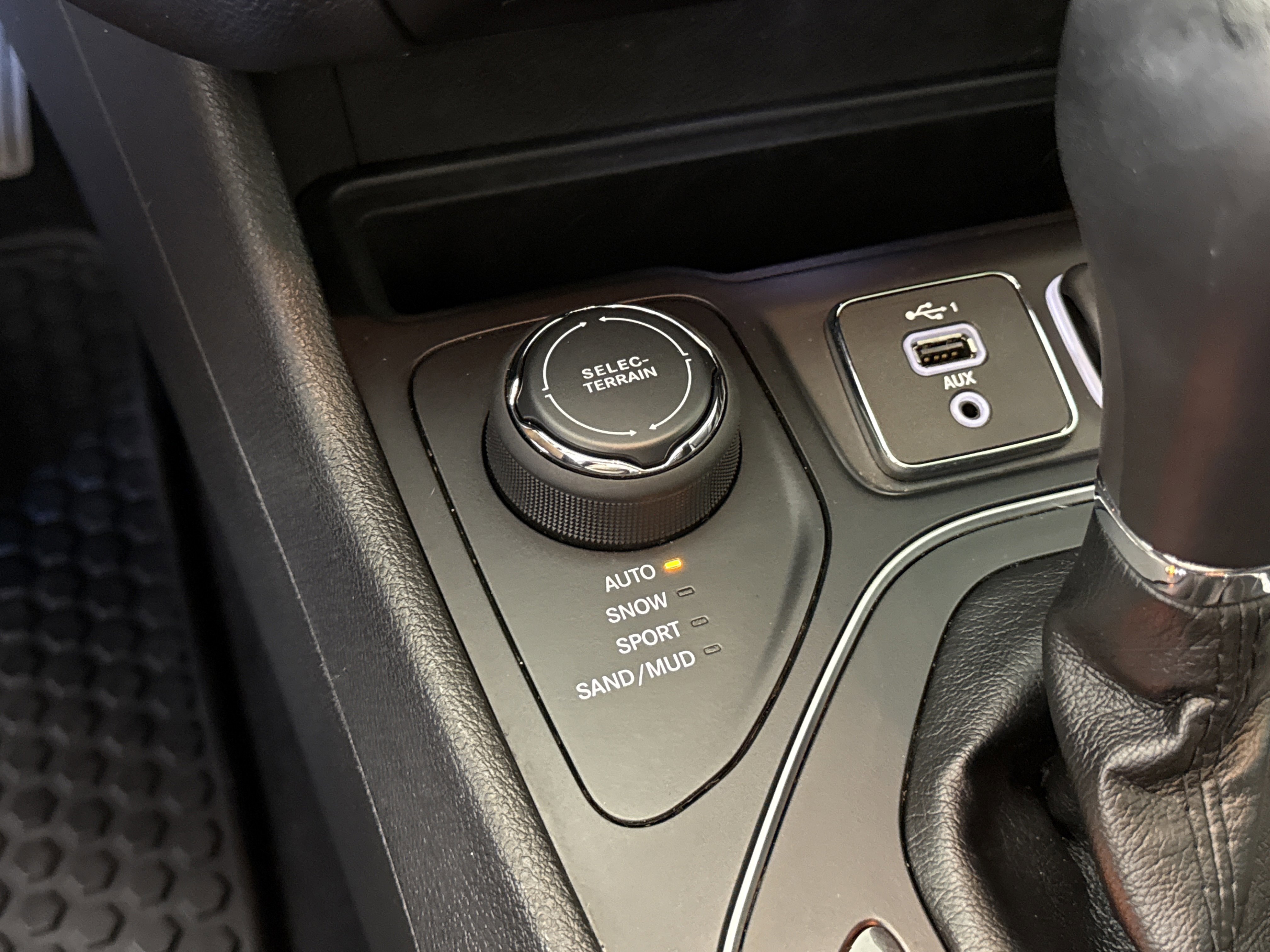 Used 2019 Jeep Cherokee Latitude Plus w/ Comfort/Convenience Group image 22