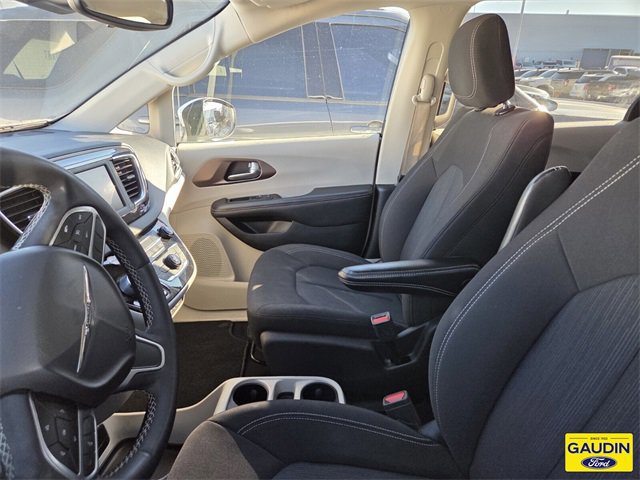 Used 2023 Chrysler Voyager LX image 5