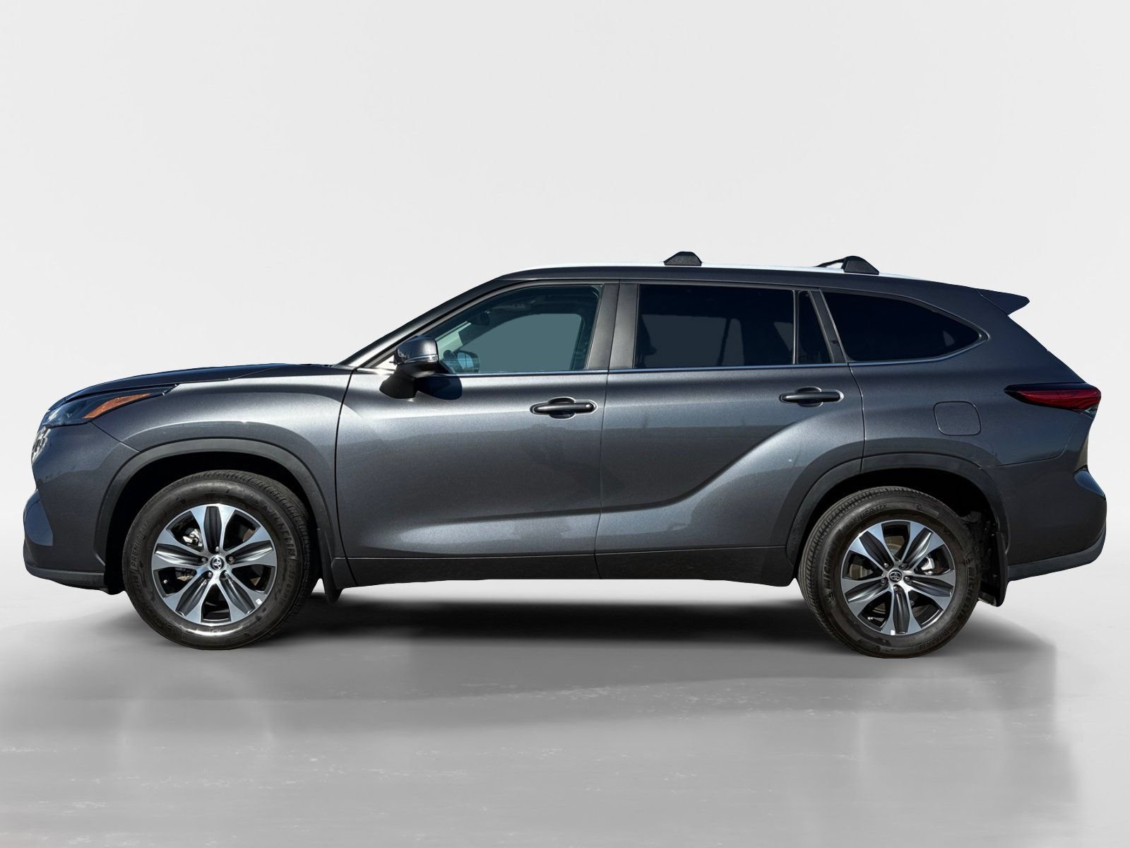 Used 2023 Toyota Highlander XLE AWD/4WD image 2