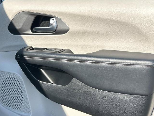 Used 2023 Chrysler Pacifica Touring-L FWD image 19