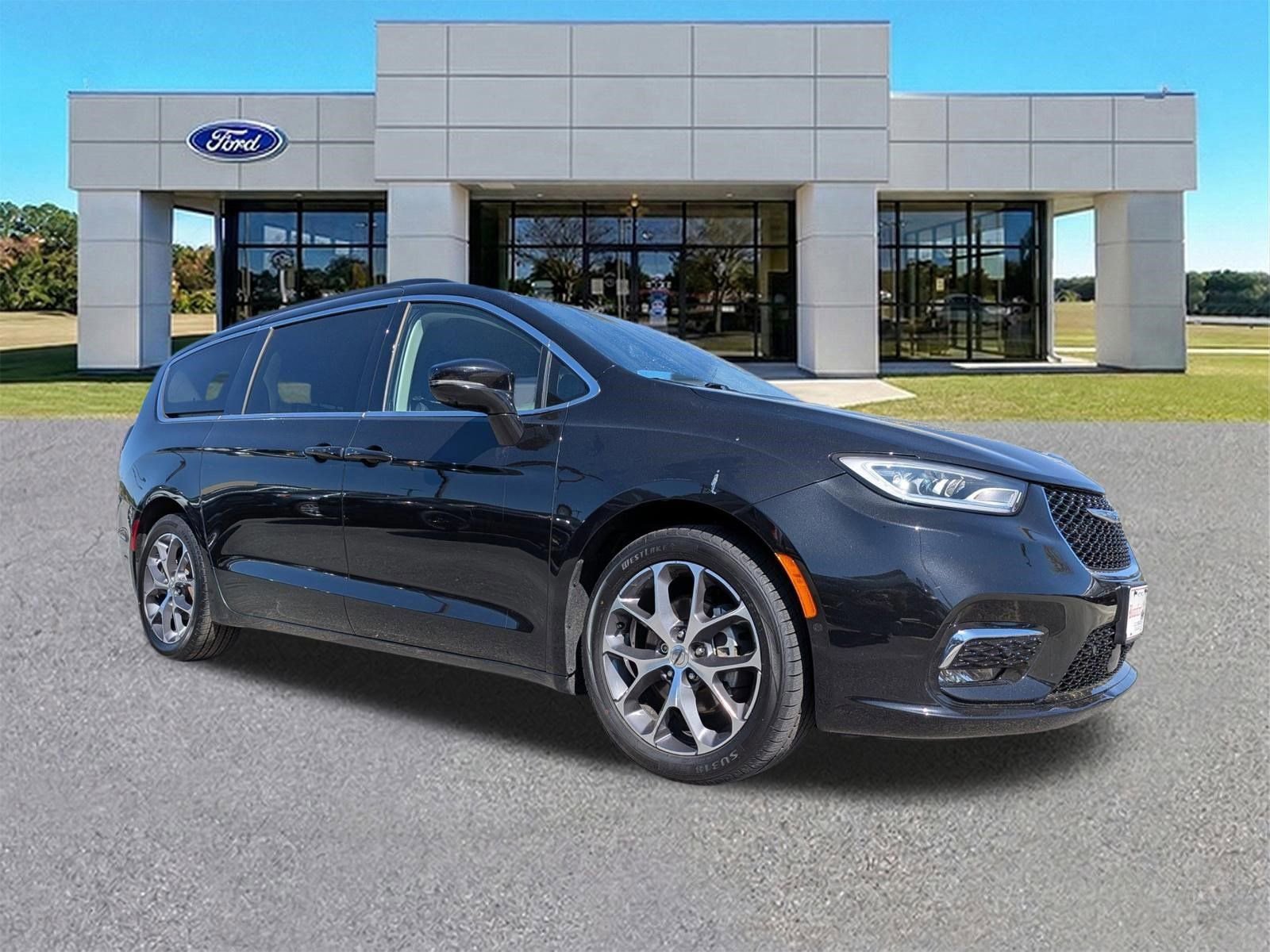 Used 2022 Chrysler Pacifica Touring-L w/ Uconnect Theater Family Group image 4