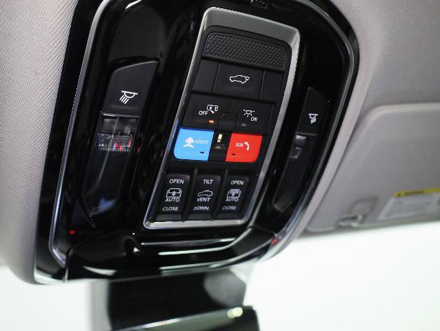Used 2022 Jeep Grand Cherokee Overland w/ Luxury Tech Group IV AWD/4WD image 23