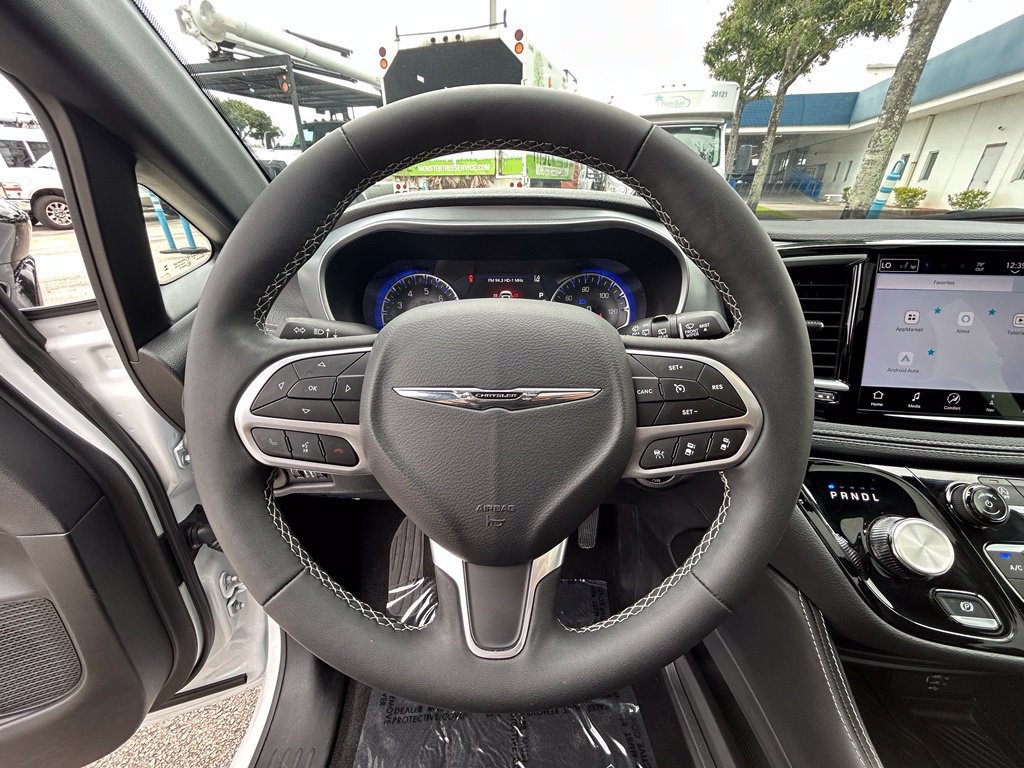 Used 2026 Chrysler Pacifica Limited FWD image 16