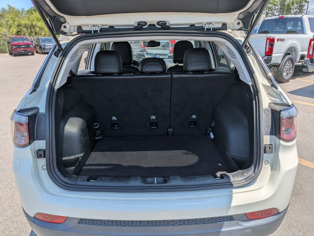 Used 2018 Jeep Compass Latitude FWD image 11