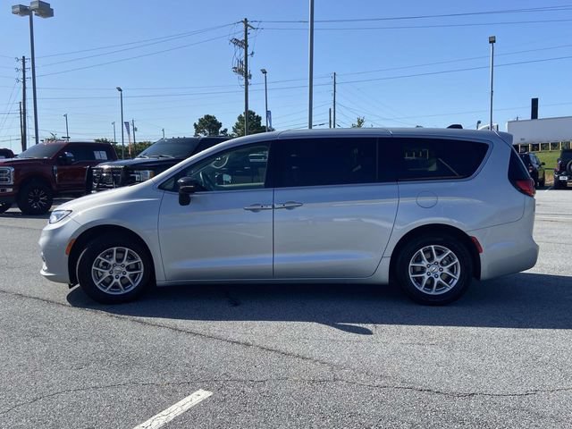 Used 2024 Chrysler Pacifica Touring-L FWD image 6