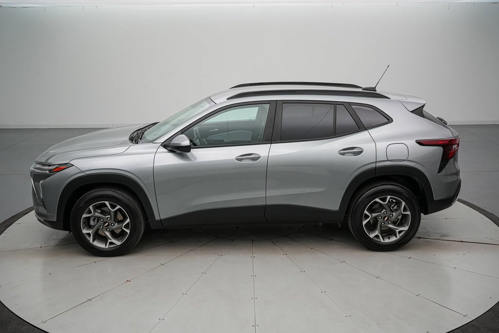 Used 2025 Chevrolet Trax LT w/ LT Convenience Package image 2