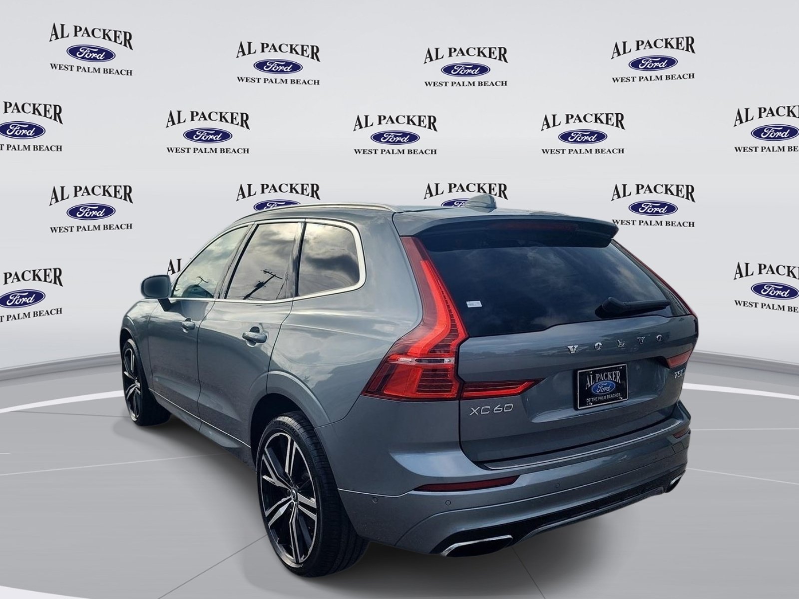Used 2018 Volvo XC60 T5 R-Design w/ Convenience Package AWD/4WD image 4