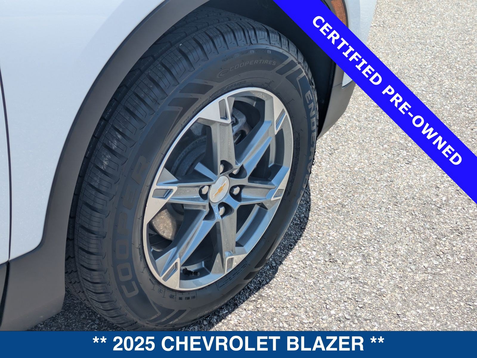 Used 2025 Chevrolet Blazer LT FWD image 13