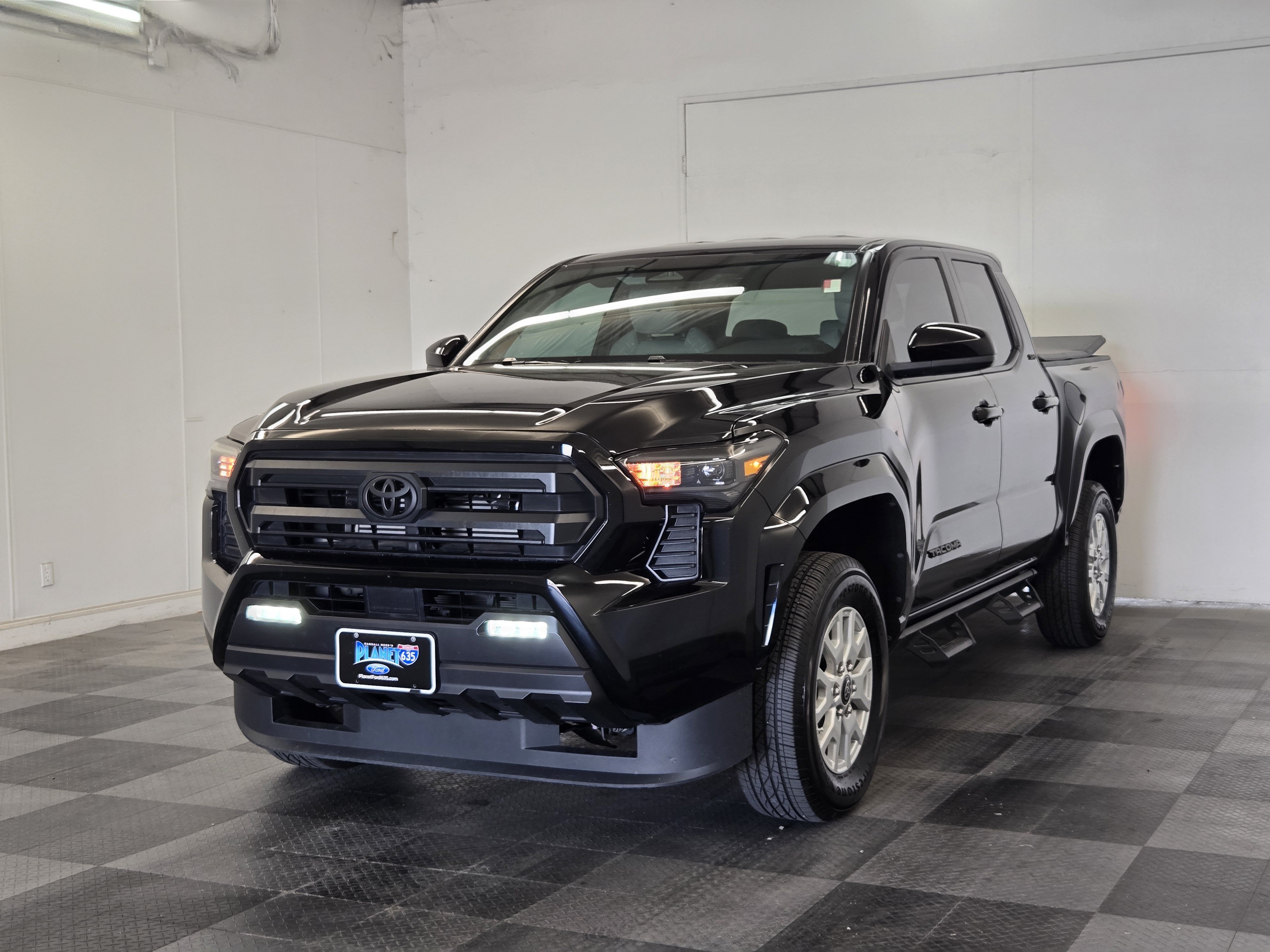 Used 2025 Toyota Tacoma SR5 AWD/4WD image 4