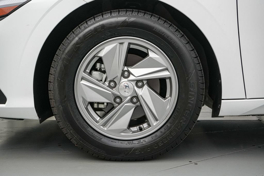 Used 2025 Hyundai Elantra SE FWD image 10