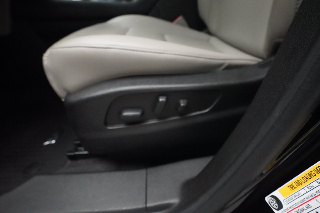 Used 2022 Cadillac XT4 Luxury w/ Cold Weather Package AWD/4WD image 29