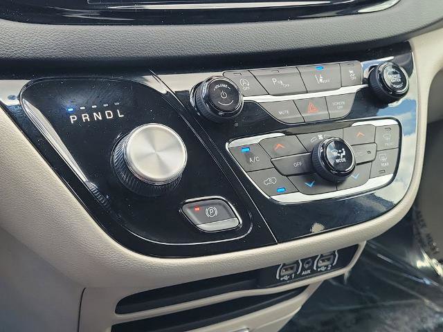 Used 2023 Chrysler Pacifica Touring-L FWD image 30