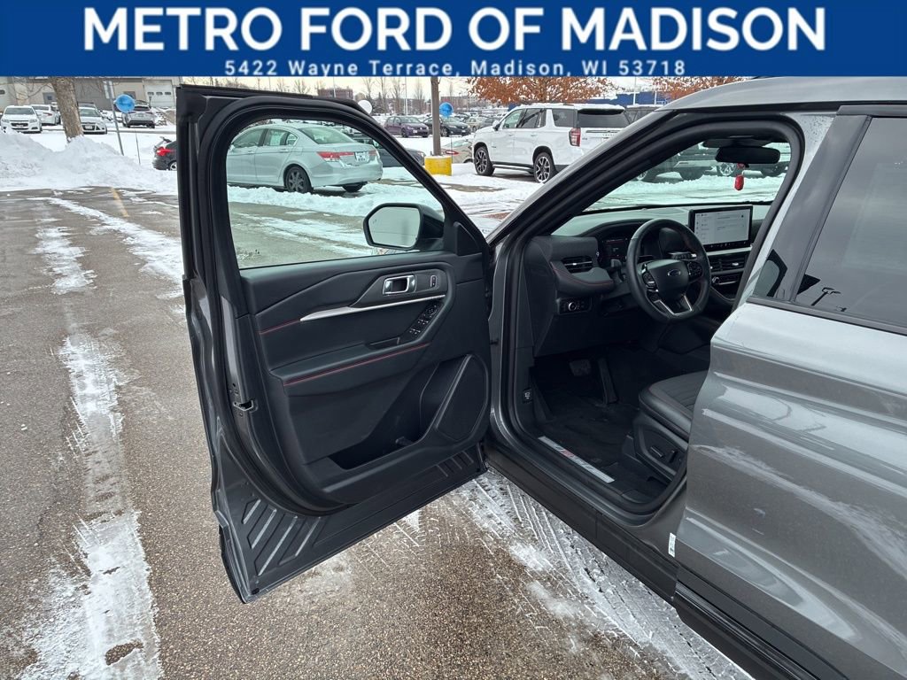 Certified 2025 Ford Explorer ST-Line image 9
