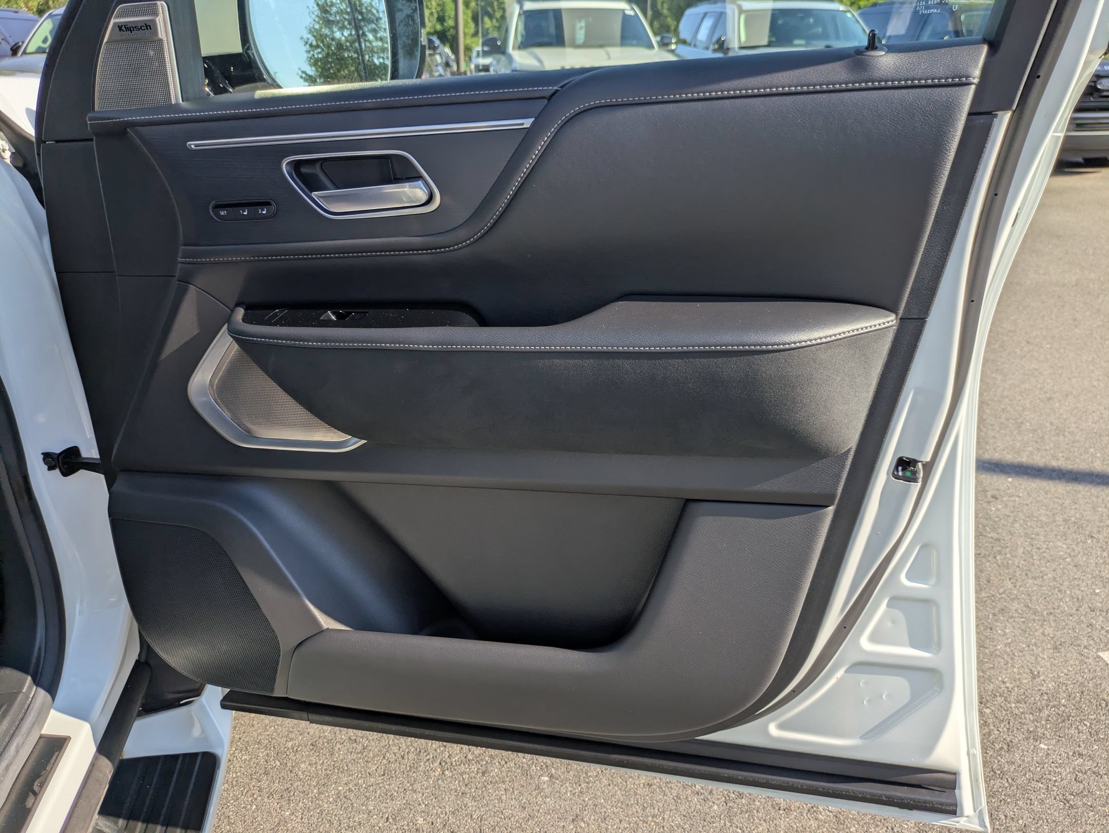Used 2025 INFINITI QX80 Sensory AWD/4WD image 40