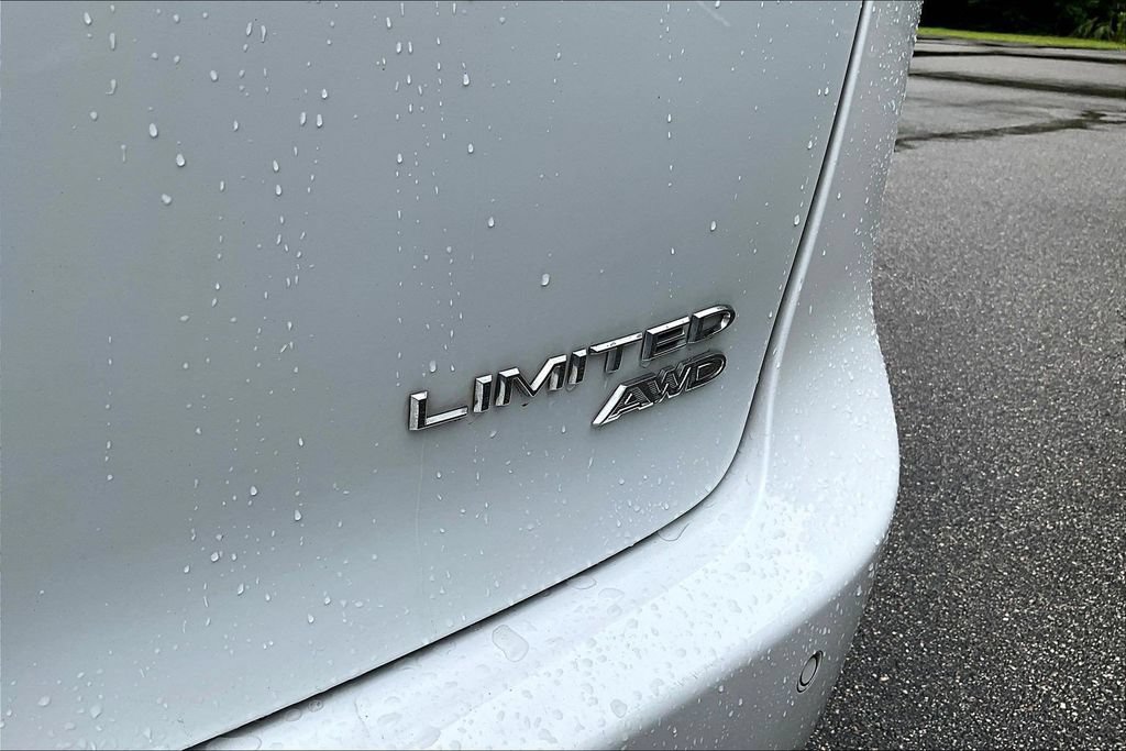 Used 2022 Chrysler Pacifica Limited AWD/4WD image 26