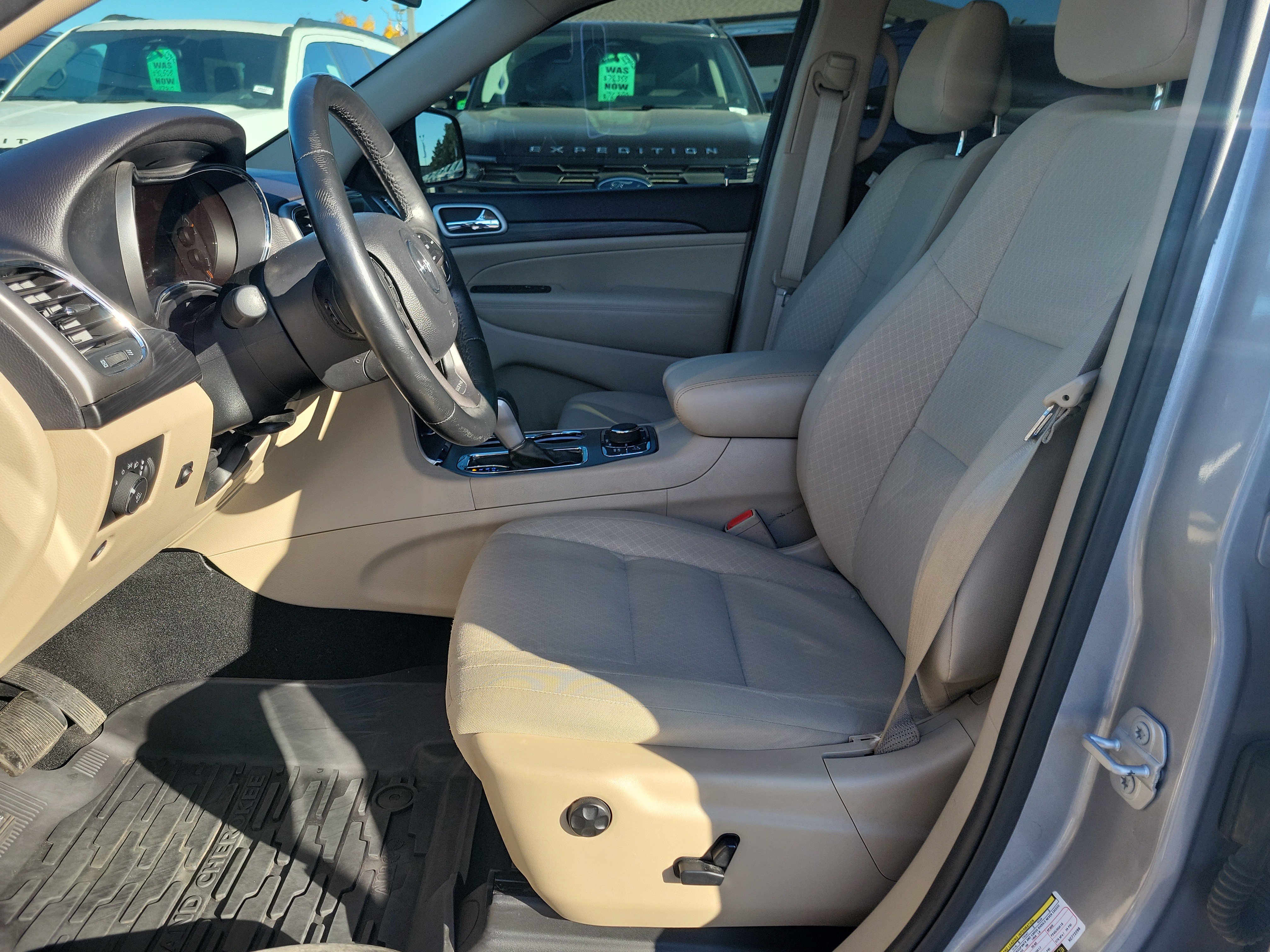 Used 2019 Jeep Grand Cherokee Laredo AWD/4WD image 16
