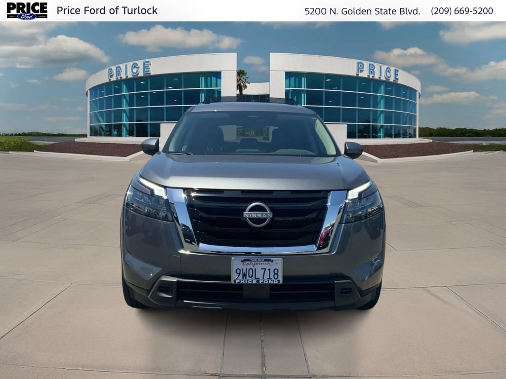 Used 2025 Nissan Pathfinder SV FWD image 2