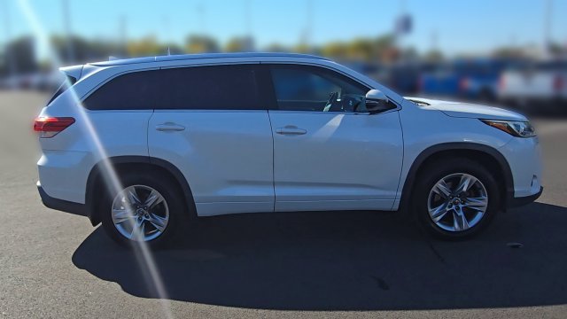 Used 2017 Toyota Highlander Limited AWD/4WD image 2