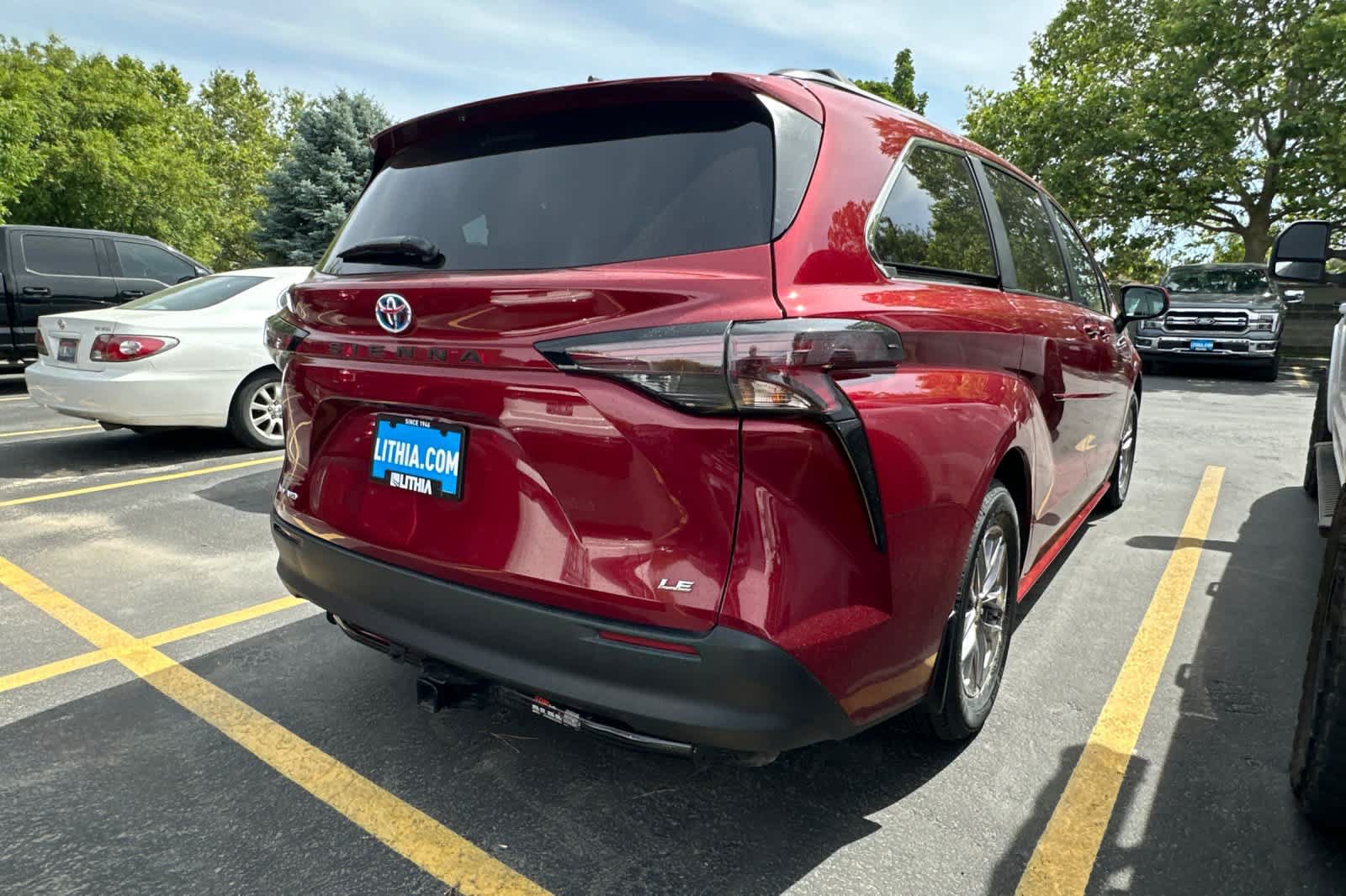 Used 2025 Toyota Sienna LE w/ LE Plus Package AWD/4WD image 4