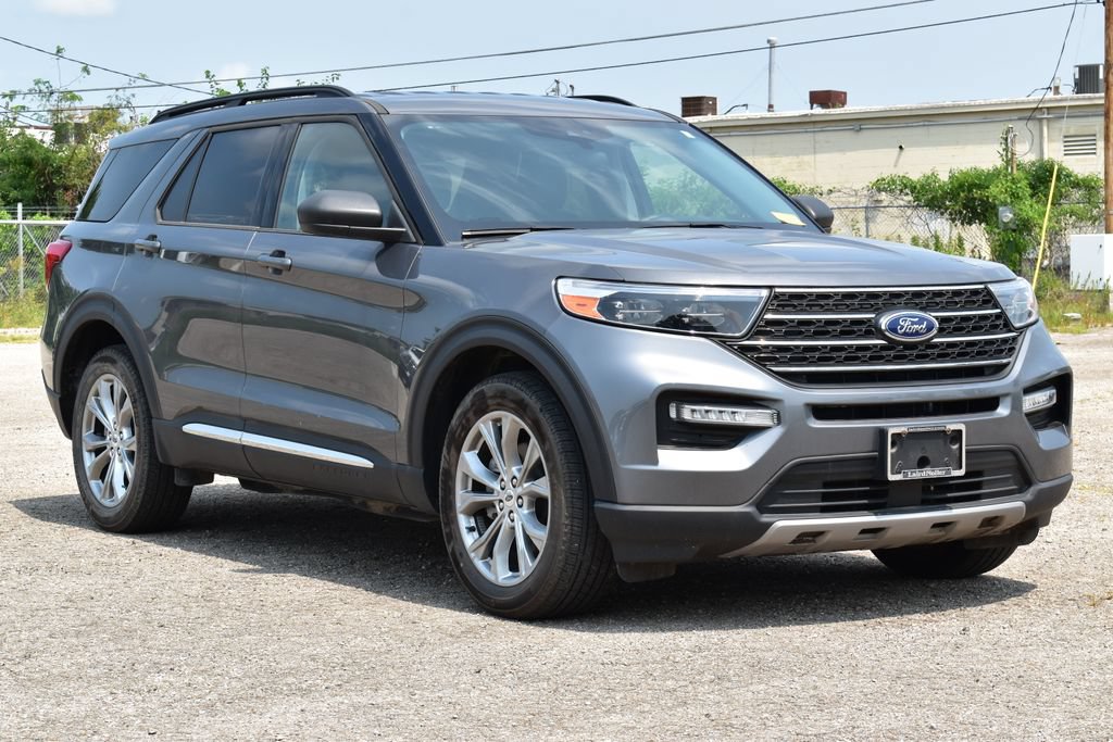 Certified 2023 Ford Explorer XLT w/ Equipment Group 202A AWD/4WD image 3