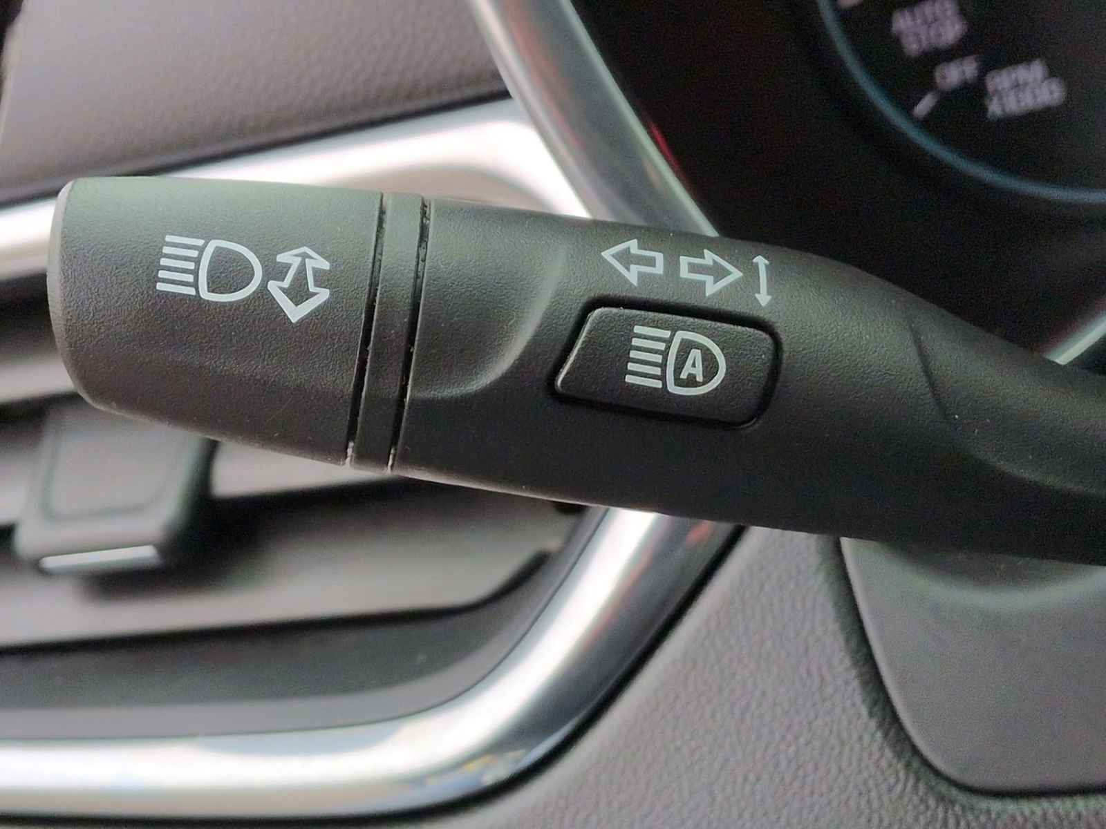 Used 2019 Chevrolet Equinox LT w/ Driver Convenience Package image 32