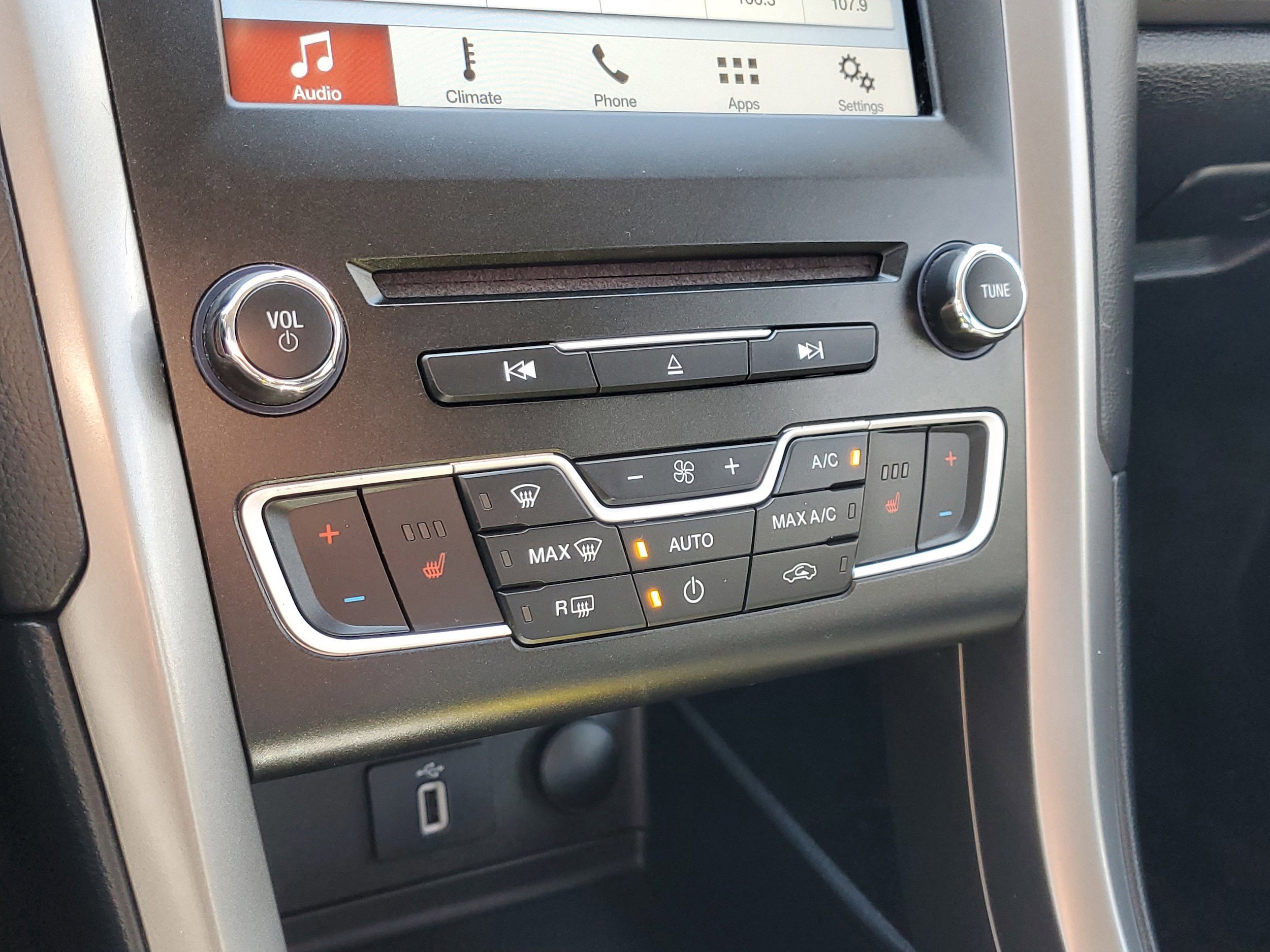 Certified 2017 Ford Fusion SE w/ Fusion SE Technology Package FWD image 31