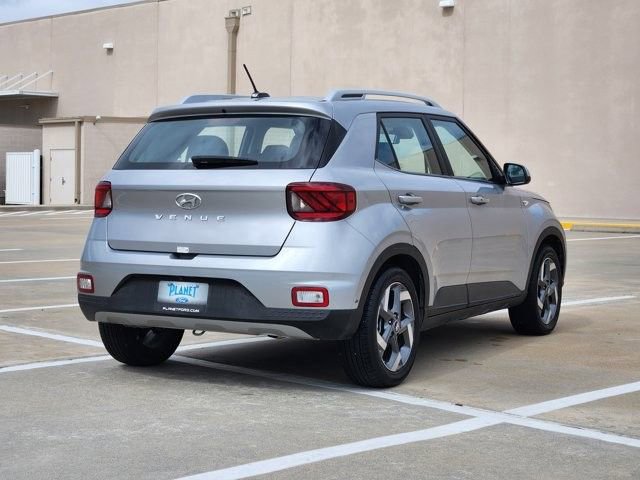 Used 2025 Hyundai Venue SEL FWD image 5