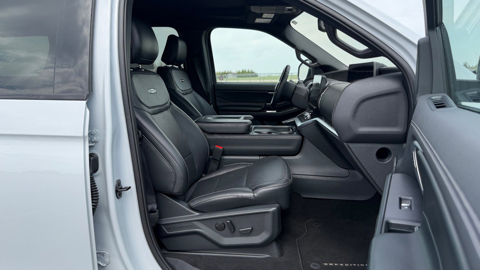 Certified 2025 Ford Expedition Max Platinum w/ Stealth Performance Package AWD/4WD image 31