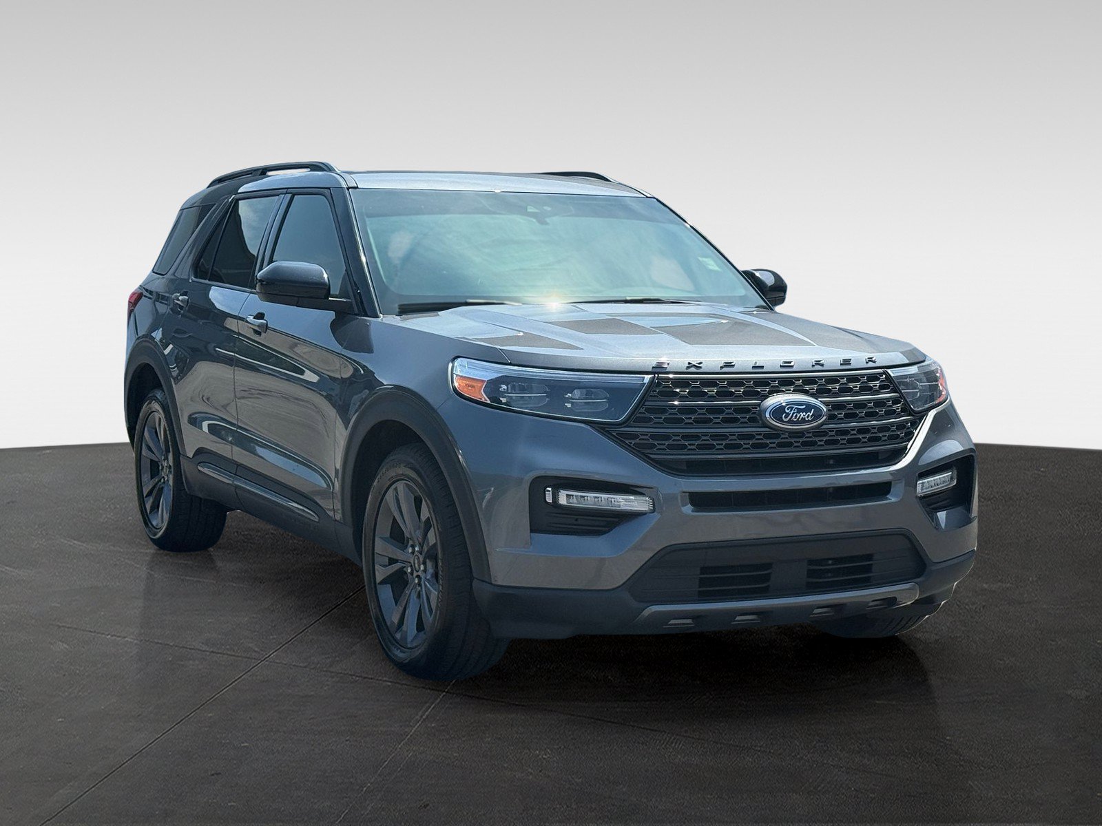 Certified 2022 Ford Explorer XLT w/ Equipment Group 202A AWD/4WD image 3