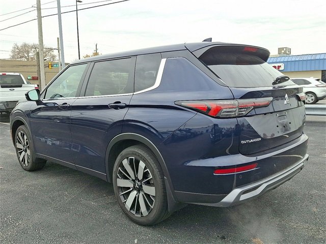 Used 2025 Mitsubishi Outlander SE image 5