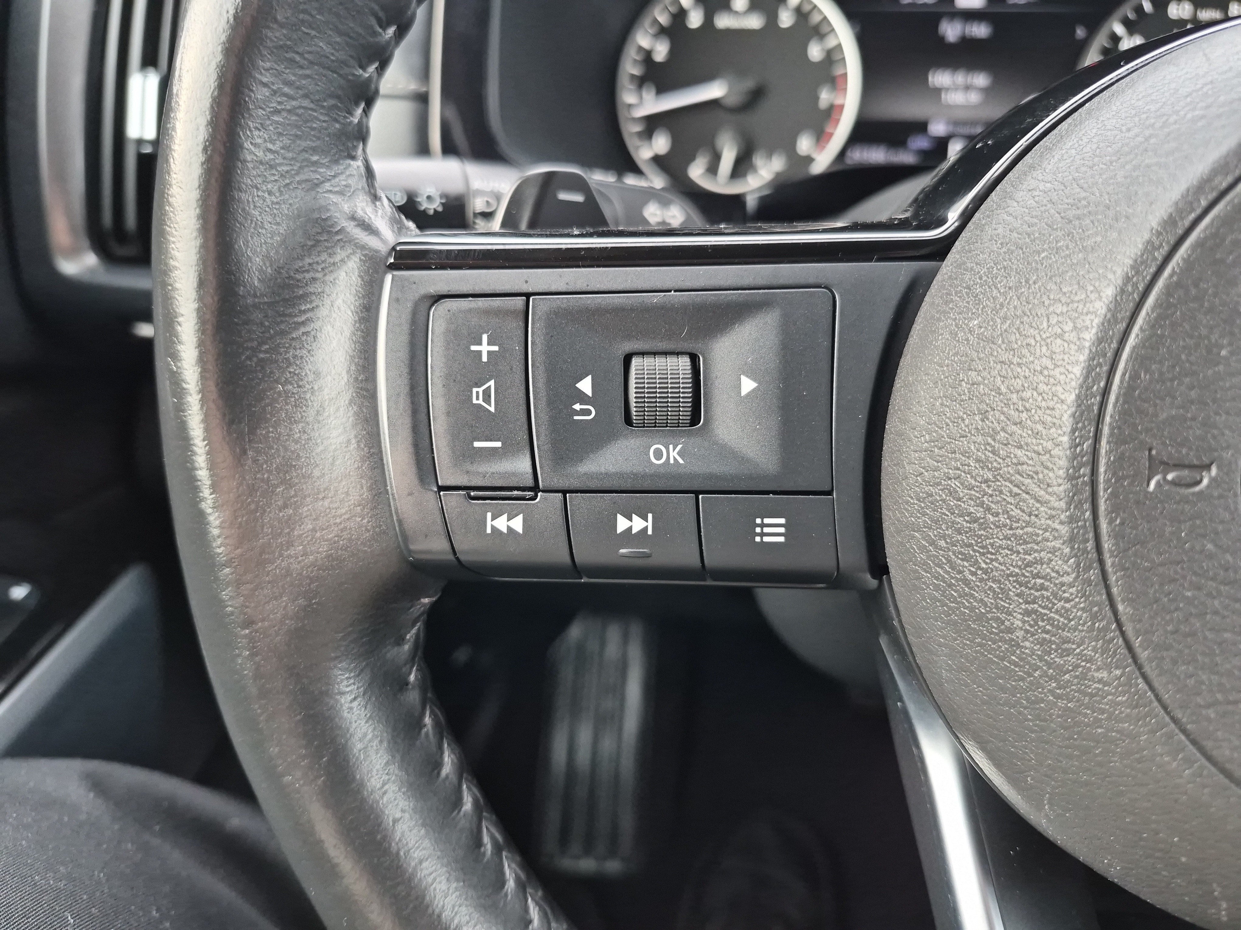 Used 2024 Nissan Pathfinder SL AWD/4WD image 25