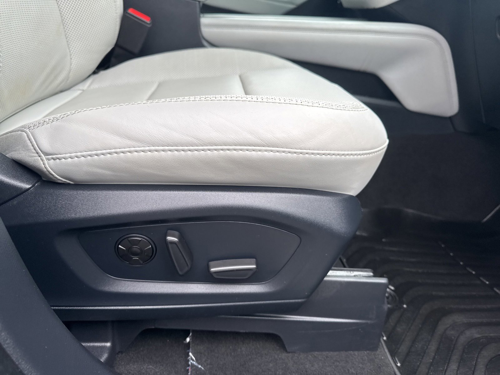 Certified 2025 Ford Explorer Platinum w/ LUX Leather Package image 37