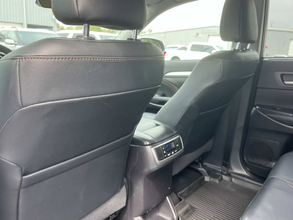 Used 2019 Toyota Highlander XLE FWD image 24