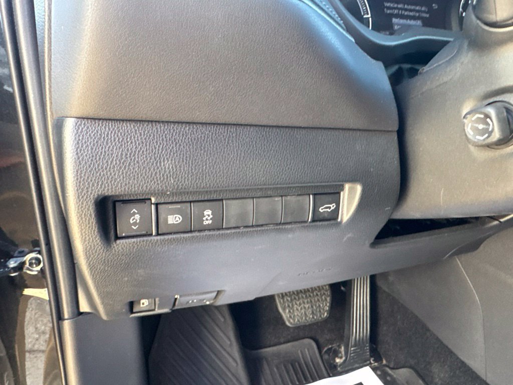 Used 2022 Toyota Venza XLE AWD/4WD image 16