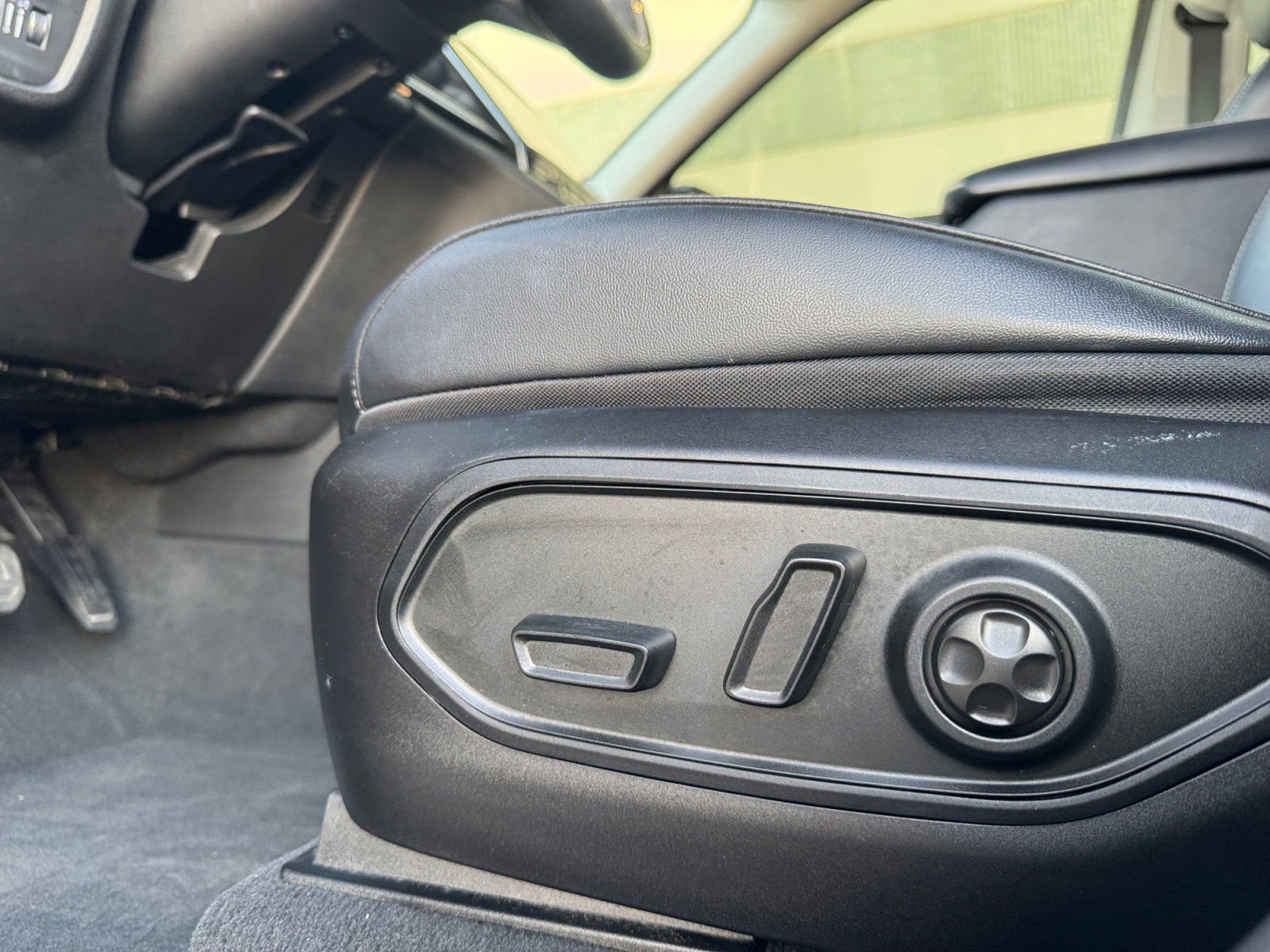 Used 2022 Jeep Grand Cherokee L Limited w/ Black Appearance Package image 20