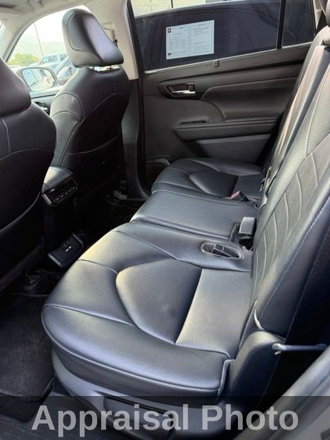 Used 2020 Toyota Highlander XLE AWD/4WD image 8