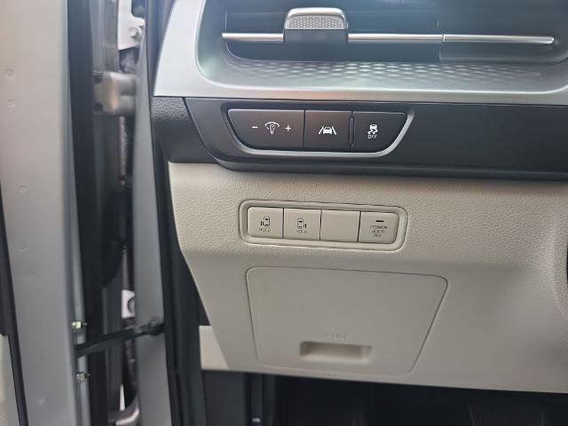 Used 2023 Kia Carnival LX image 21