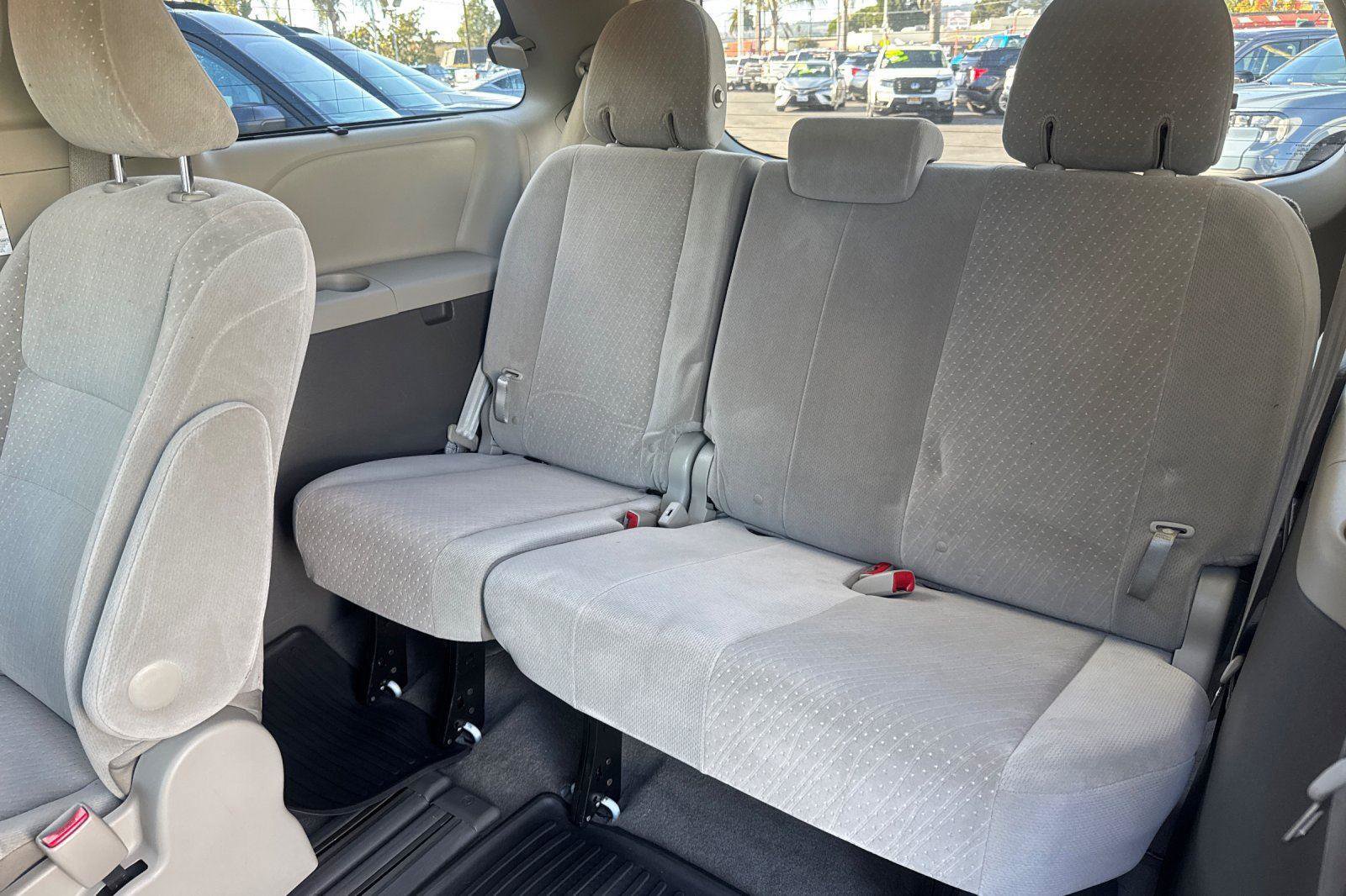 Used 2017 Toyota Sienna LE image 12