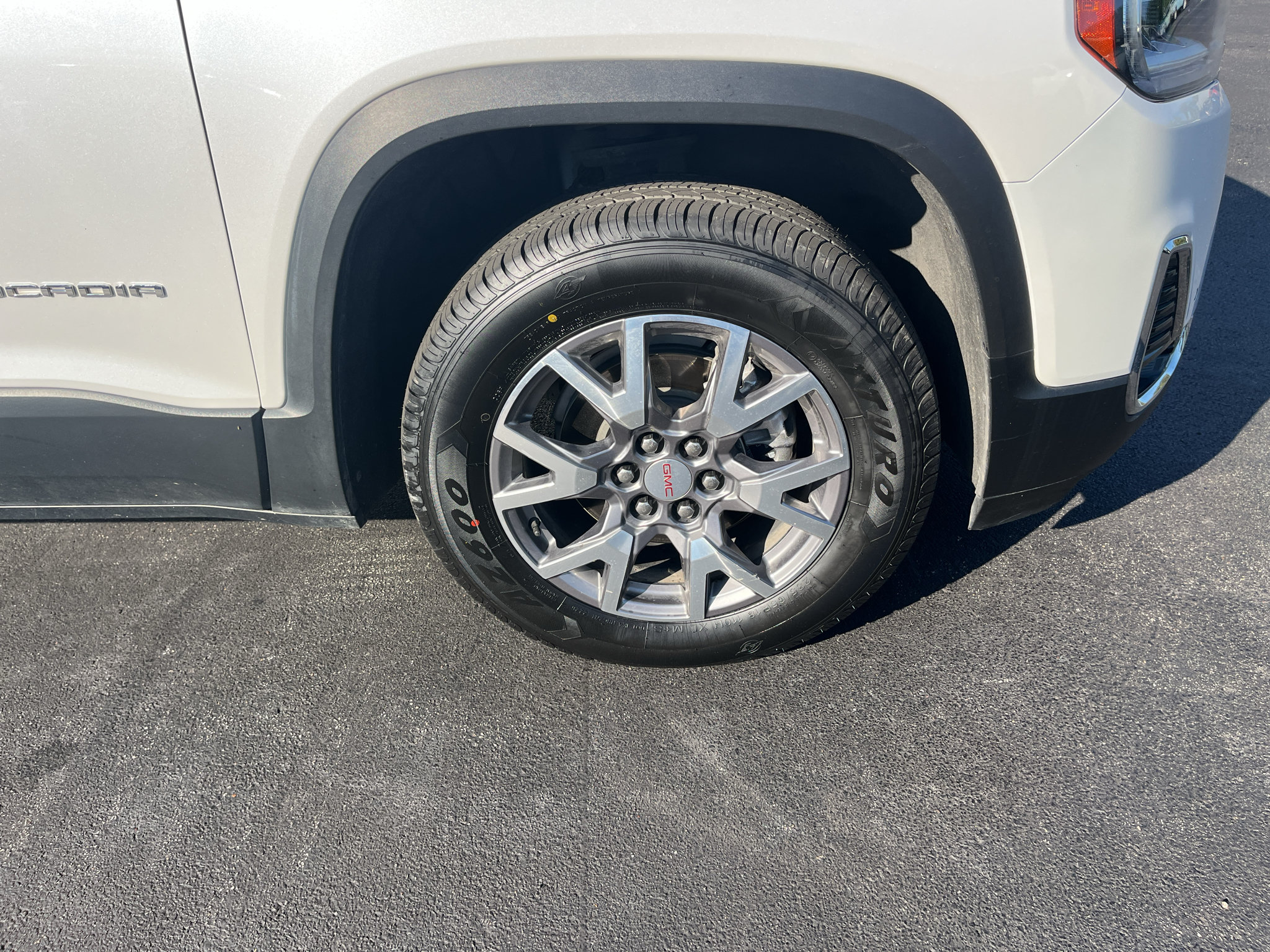Used 2021 GMC Acadia SLT w/ LPO, Bright Accent Package FWD image 10