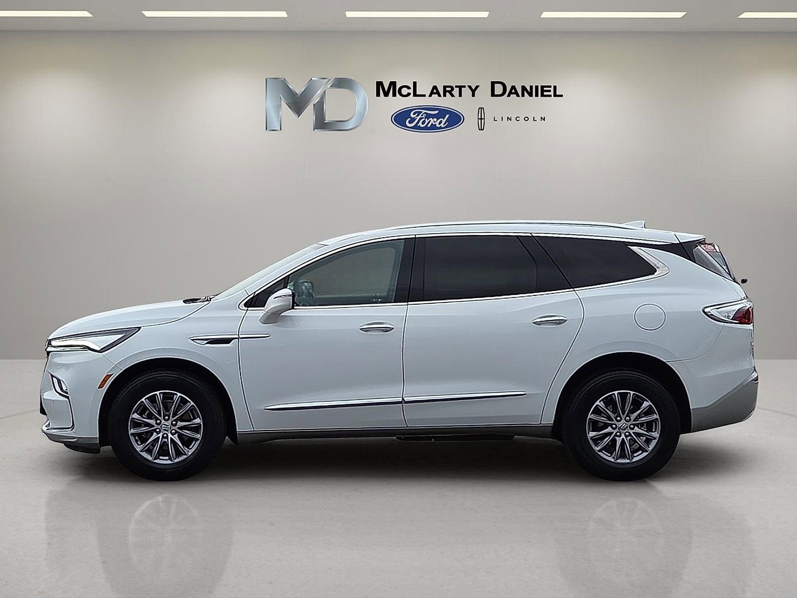 Used 2024 Buick Enclave Essence image 3