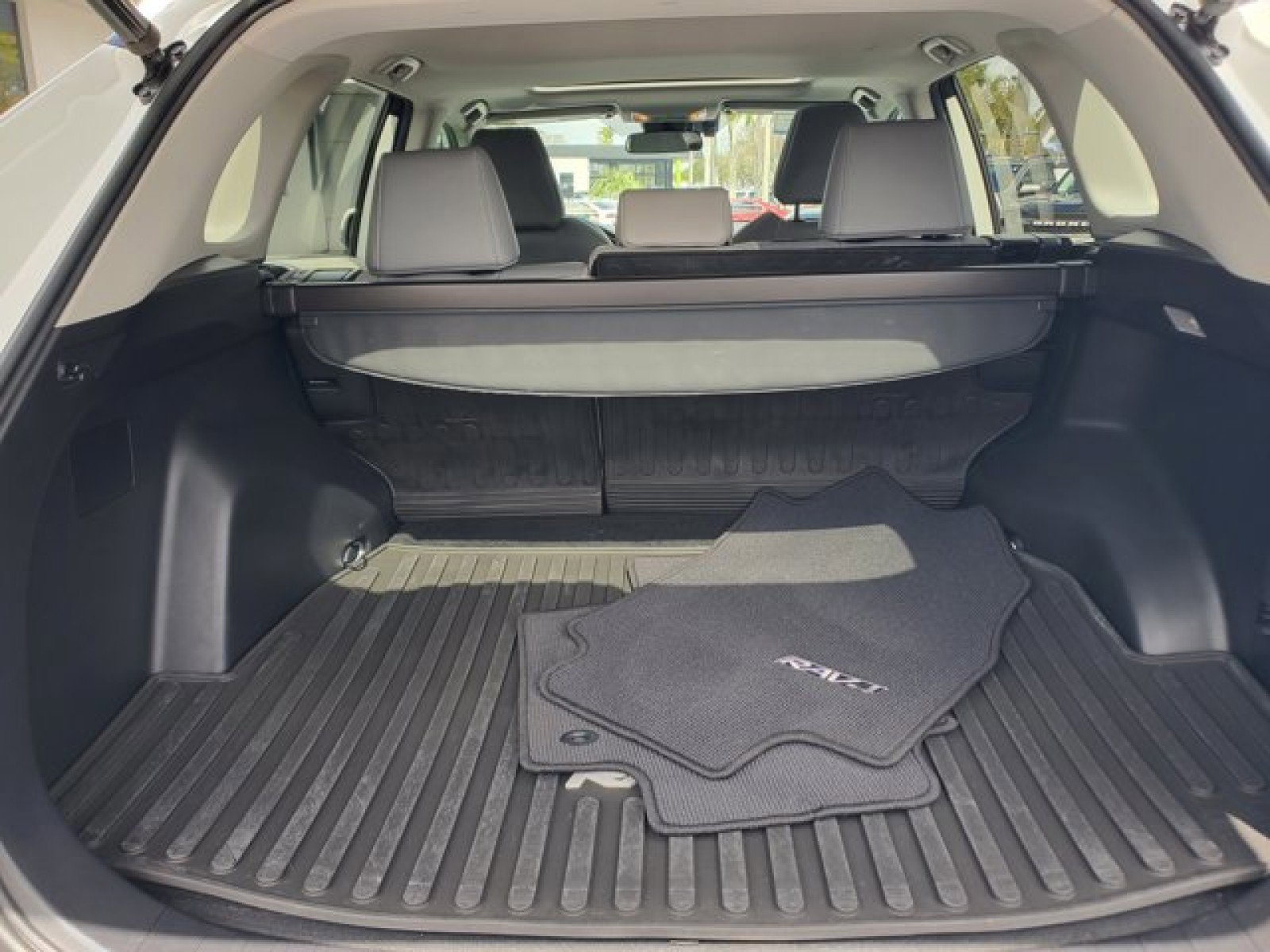 Used 2021 Toyota RAV4 XLE Premium image 8