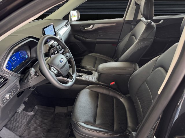 Certified 2022 Ford Escape Titanium AWD/4WD image 9