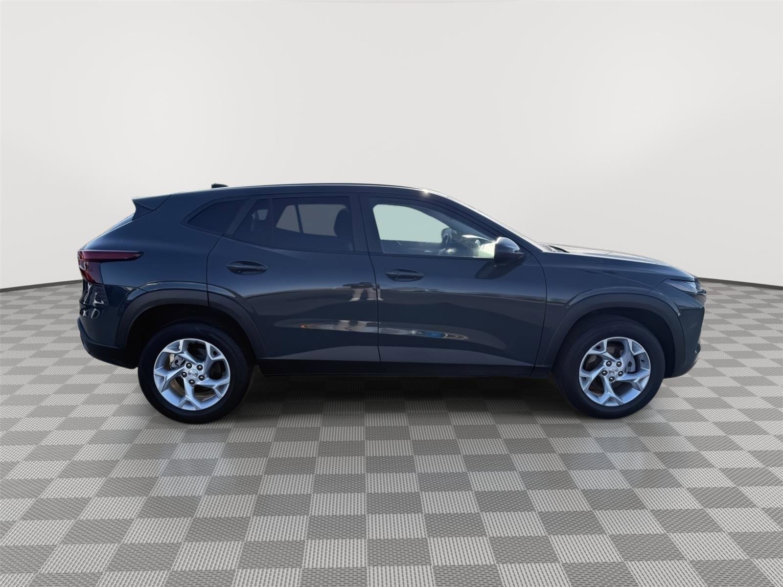 Used 2025 Chevrolet Trax LS w/ LS Convenience Package image 6