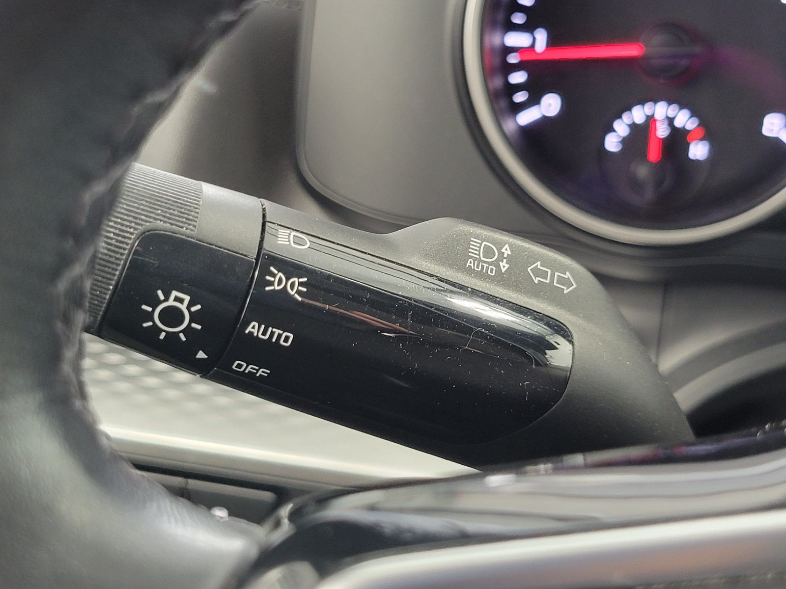 Used 2022 Kia Carnival LX w/ Paint Protection Package FWD image 16